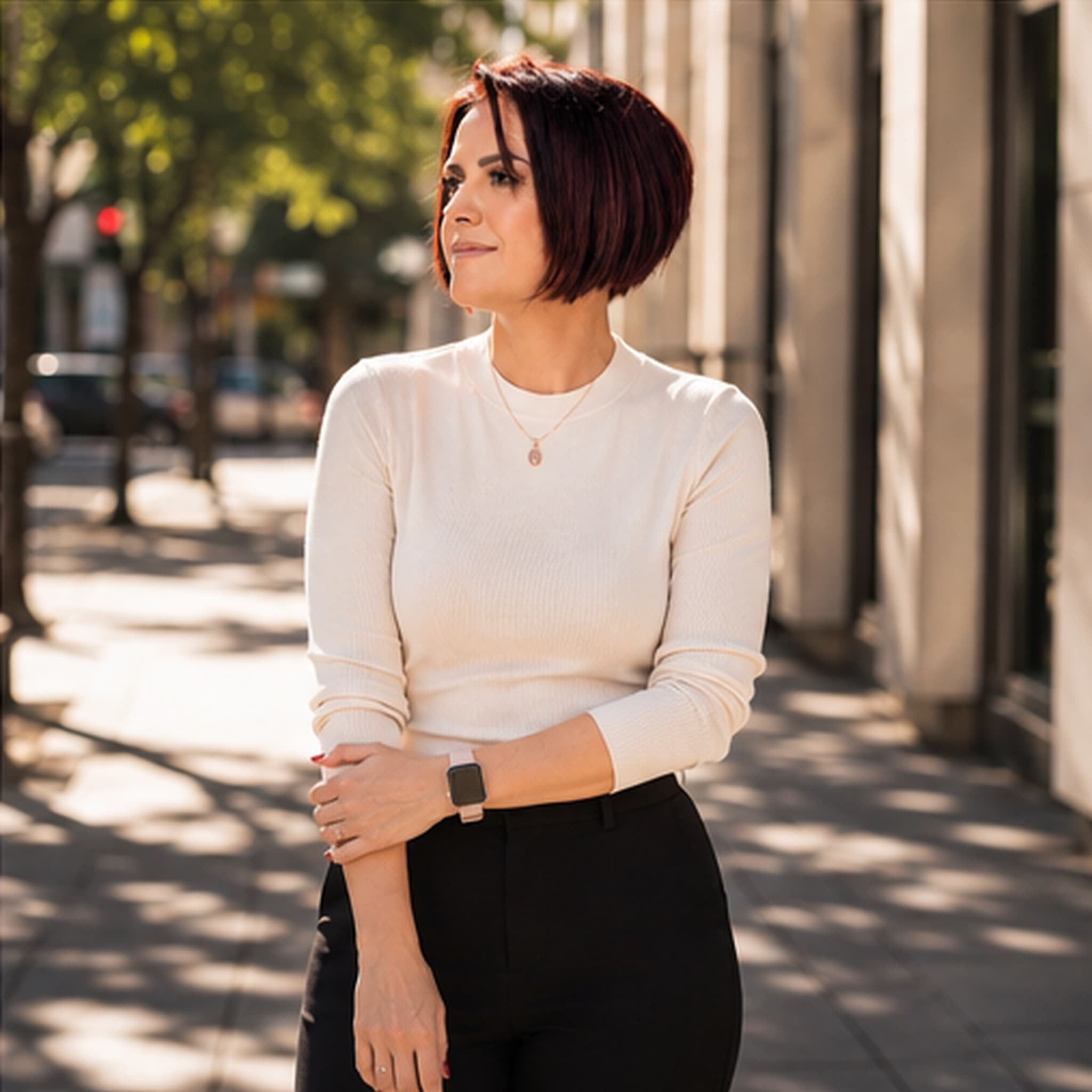 Paula Ávila, advogada e legal designer, em ambiente urbano